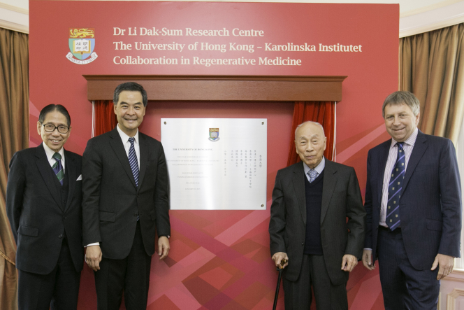 (From left) HKU Council Chairman Dr Leong Che-hung, Chief Executive Mr Leung Chun-ying, Dr Li Dak-Sum and HKU President & Vice-Chancellor Professor Peter Mathieson officiate at the plaque unveiling ceremony of the Dr Li Dak-Sum Research Centre on regenerative medicine.